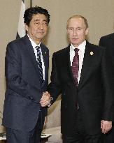 Abe, Putin agree to keep dialogue over islands, shelve Japan visit