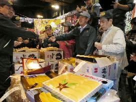 Auction of New Year delicacy salted herring roe held in Osaka