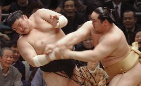 Asashoryu steams ahead at spring sumo