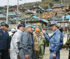 (1)Koizumi visits quake-hit Genkai Island