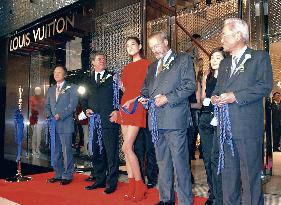 (3)Louis Vuitton store in Roppongi Hills