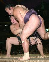 Asashoryu unstoppable at autumn sumo