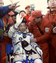 (1)1st manned Chinese spacecraft lands safely