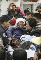 Yeonpyeong Island evacuees arrive at Incheon