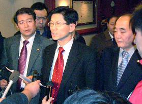 (1)S. Korean lawmakers demand apology for news conference breaku