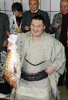 Hakuho wins 6th straight title