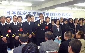 JAL to ax about 170 pilots, flight attendants