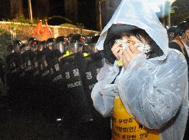 Police clash with demonstrators in Seoul