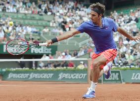 Federer advances to French Open 2nd round