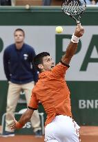 Djokovic cruises into 3rd round at French Open