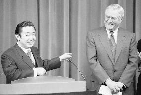 Agreement on return of Futenma base announced in 1996