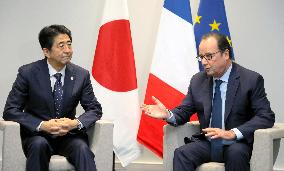 Abe, Hollande meet on sidelines of Paris climate change summit