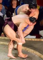 Takamisakari hands Kaio 1st loss at Autumn sumo