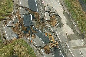 (5)Strong quakes hit Niigata Pref.