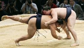 Hakuho takes lead with win over Chiyo at Kyushu sumo
