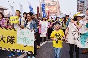 Antinuclear groups stage protests across Taiwan