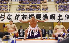Top sumo wrestlers visit 2011 quake-hit city