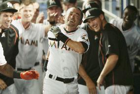 Ichiro hits 3-run homer