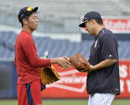 Japanese hurlers Tanaka, Uehara shake hands in Yankees-Red Sox match