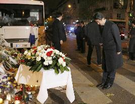 Japanese prime minister pays tribute to Paris attack victims