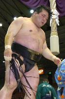 Yokozuna hopeful Tochiazuma crashes to 1st loss at spring sumo