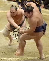 Yokozuna Kakuryu suffers 1st loss at New Year sumo tournament