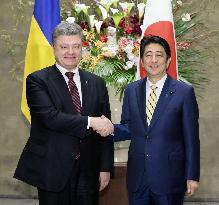 PM Abe meets with Ukrainian President Poroshenko