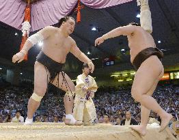 Harumafuji takes 8th title at Nagoya sumo