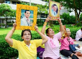 People pray for recovery of Thai king