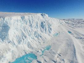 Icebreaker Shirase involved in study on global warming