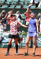 Mattek-Sands, Safarova win French Open women's doubles