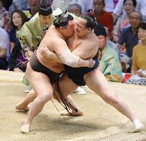 Sumo: Hakuho gets 1,046th win, one shy of Kaio's all-time record