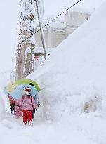 (1)Snow blankets much of Japanese archipelago