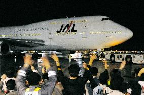 JAL bids farewell to jumbo jet int'l voyage