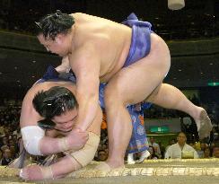 Ozeki Kaio wins over Tochinonada at summer sumo