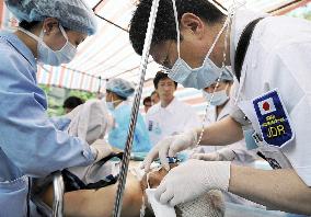 Japan team begins providing medical care for China quake victims