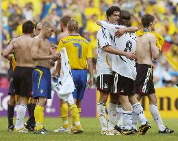 Germany beat 10-man Sweden 2-0 to advance to quarterfinals