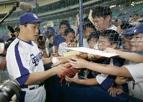 (3)Baseball fans gather at autograph sessions
