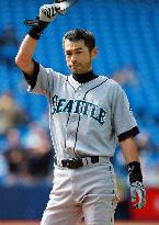 Ichiro reaches 200 hits for 10th straight season