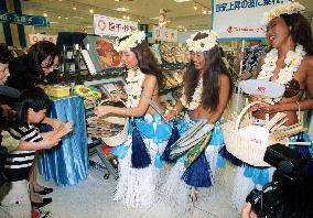 Hula dancers draw customers at department store
