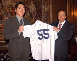 Matsui visits Japanese consulate general in N.Y.