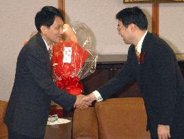 (1) Nobel chemical prize laureate Koichi Tanaka