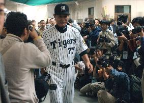 (2)Game 3 of Japan Series postponed due to rain