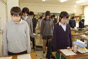 (2)Classes partially resume at schools in quake-hit Niigata