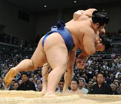 Yokozuna Hakuho hit with 1st-day defeat at Kyushu sumo