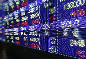 JAL shares tumble to all-time low of 37 yen