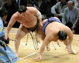 Hakuho takes sole lead as Asashoryu crashes in Kyushu