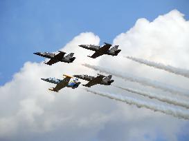 Jets fly in formation at U.S. AirVenture show