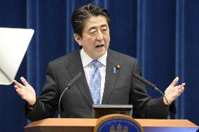 Abe announces plan to dissolve lower house, postpones tax hike