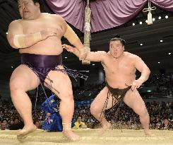 Undefeated Hakuho marches on, Terunofuji hot in pursuit